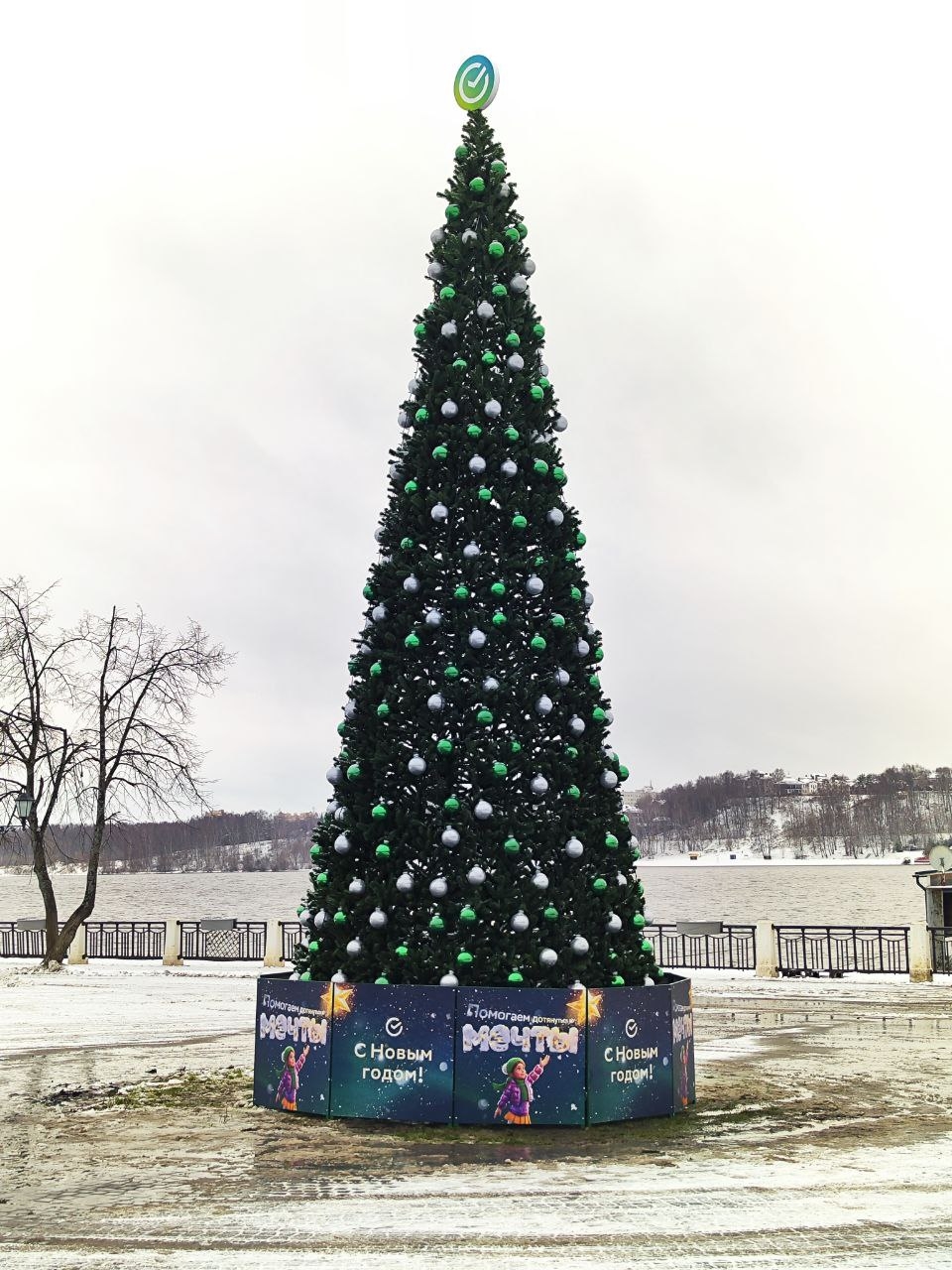 Сбер украсил набережную реки Волга новогодней композицией