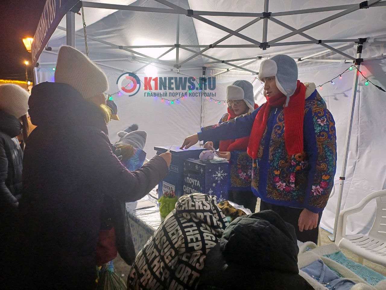 Российский Дед Мороз зажег главную елку Костромы