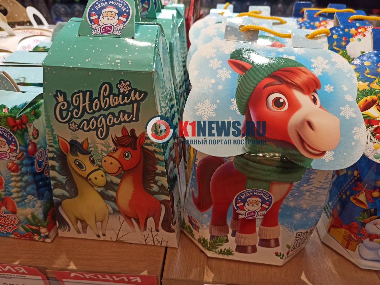 Новогодние лошади ловко прячутся на улицах Костромы