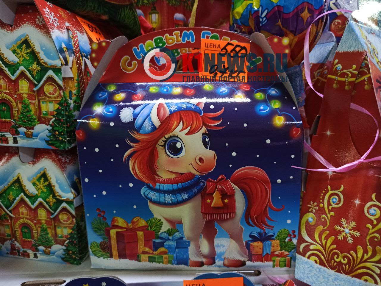 Новогодние лошади ловко прячутся на улицах Костромы