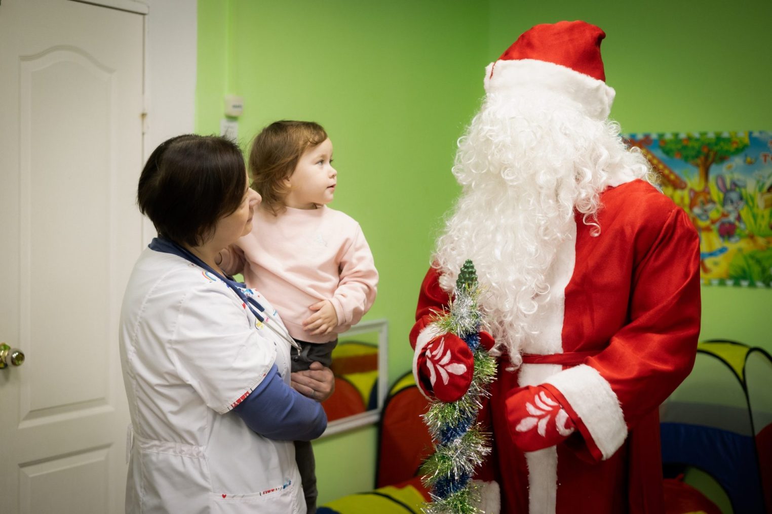 Спустившийся с крыши Дед Мороз порадовал костромских малышей