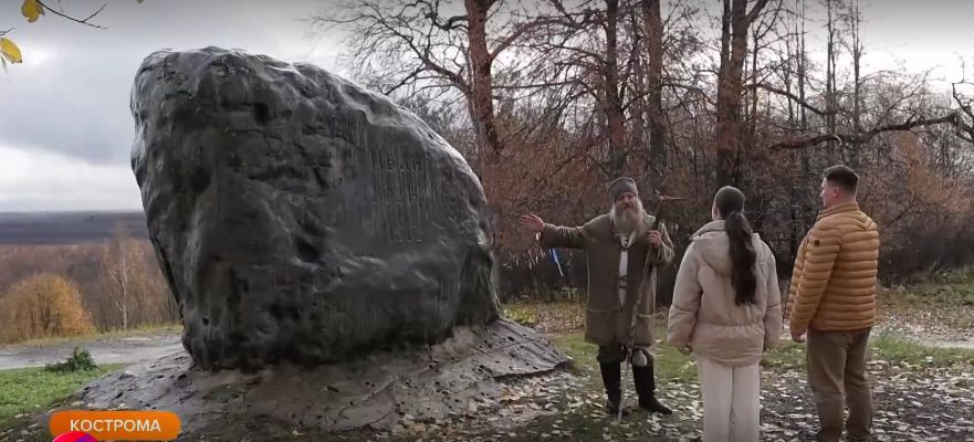 Лик Ивана Сусанина проявился на огромном камне под Костромой