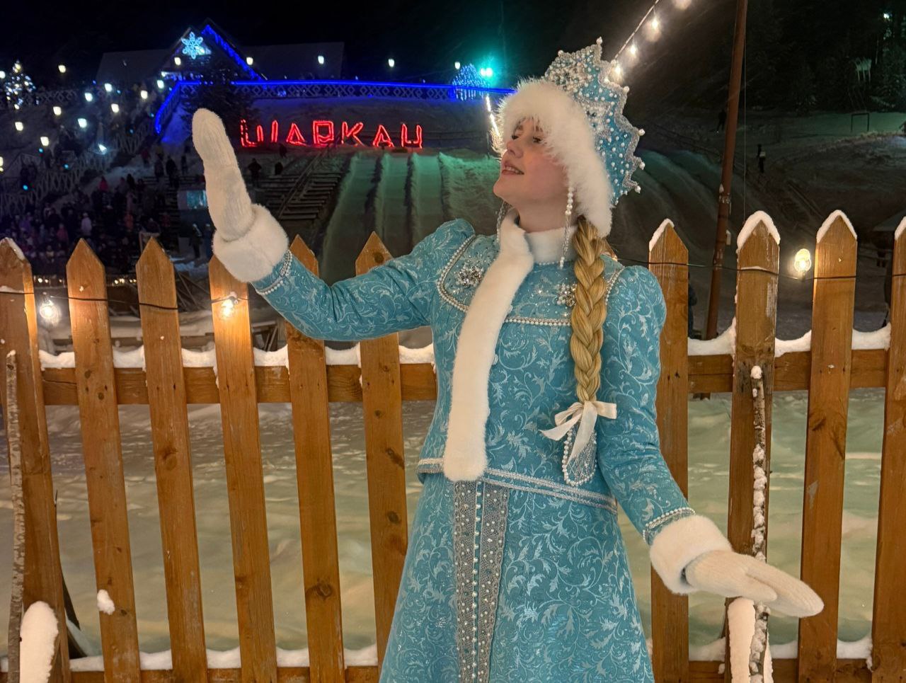 Костромская Снегурочка зажгла огоньки на елке в Удмуртии