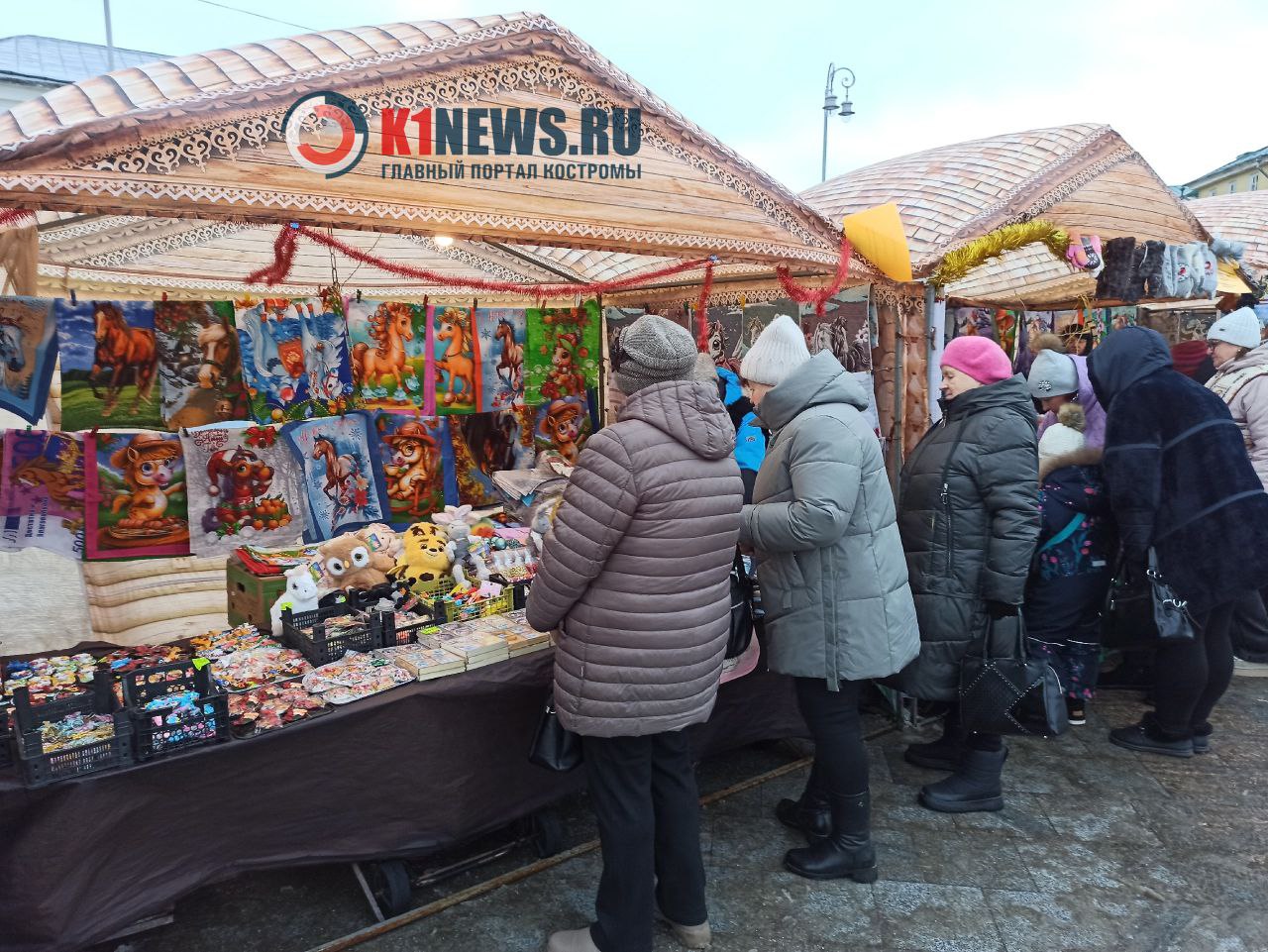 Новогодние лошади ловко прячутся на улицах Костромы