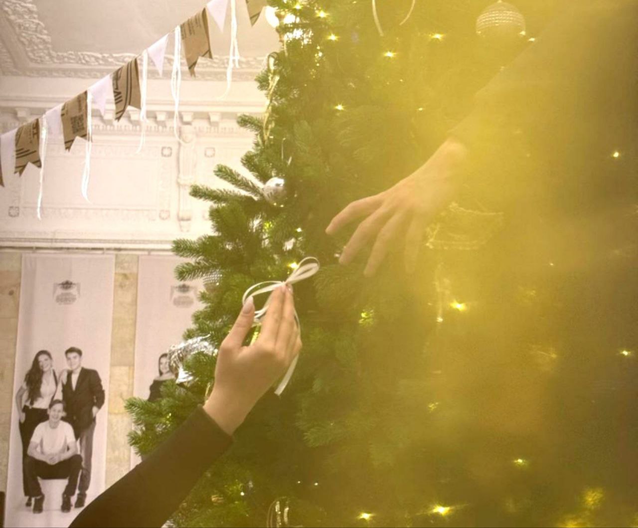 Пушистая зеленая красавица радует посетителей Костромского драмтеатра