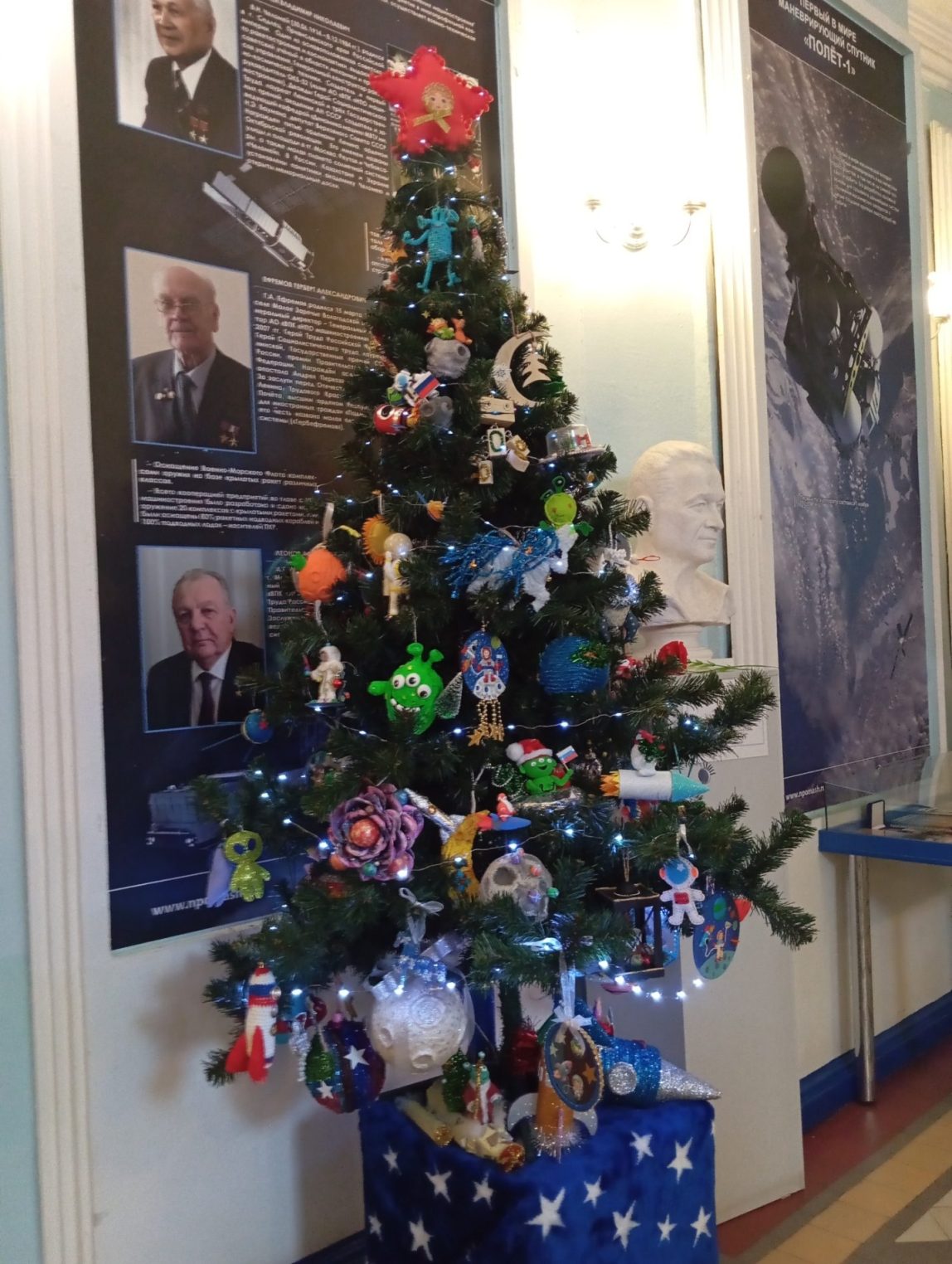 Космическую елку установили в Костроме