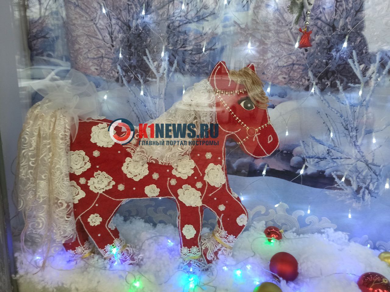 Новогодние лошади ловко прячутся на улицах Костромы