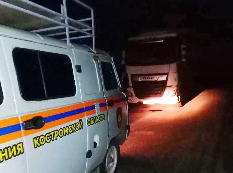 Костромские спасатели спасли на трассе замерзающего дальнобойщика
