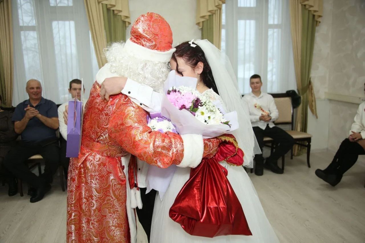 Дед Мороз и Снегурочка поздравили молодоженов под Костромой