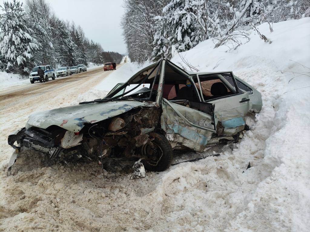 «Лада» устроила тройное ДТП с пострадавшими на костромской трассе