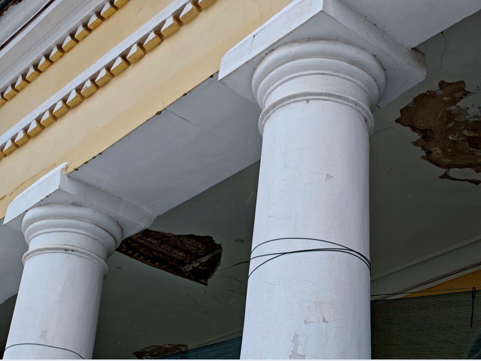 Розовые сосульки на Табачных рядах напугали костромичей