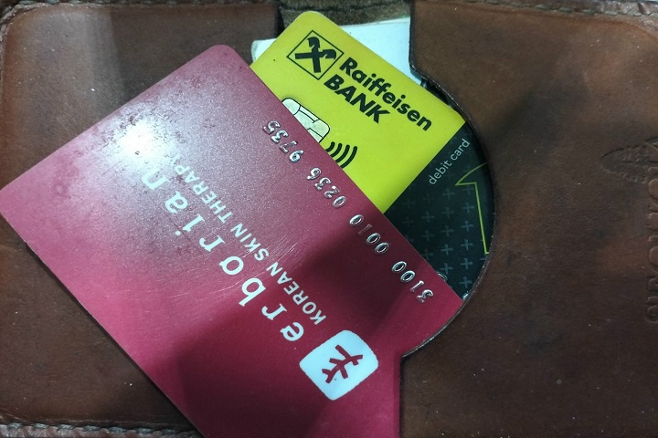 Костромичам советуют поменять банковские карты Visa и MasterCard