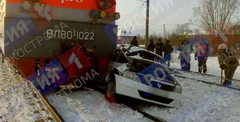 Под Костромой иномарка угодила под поезд