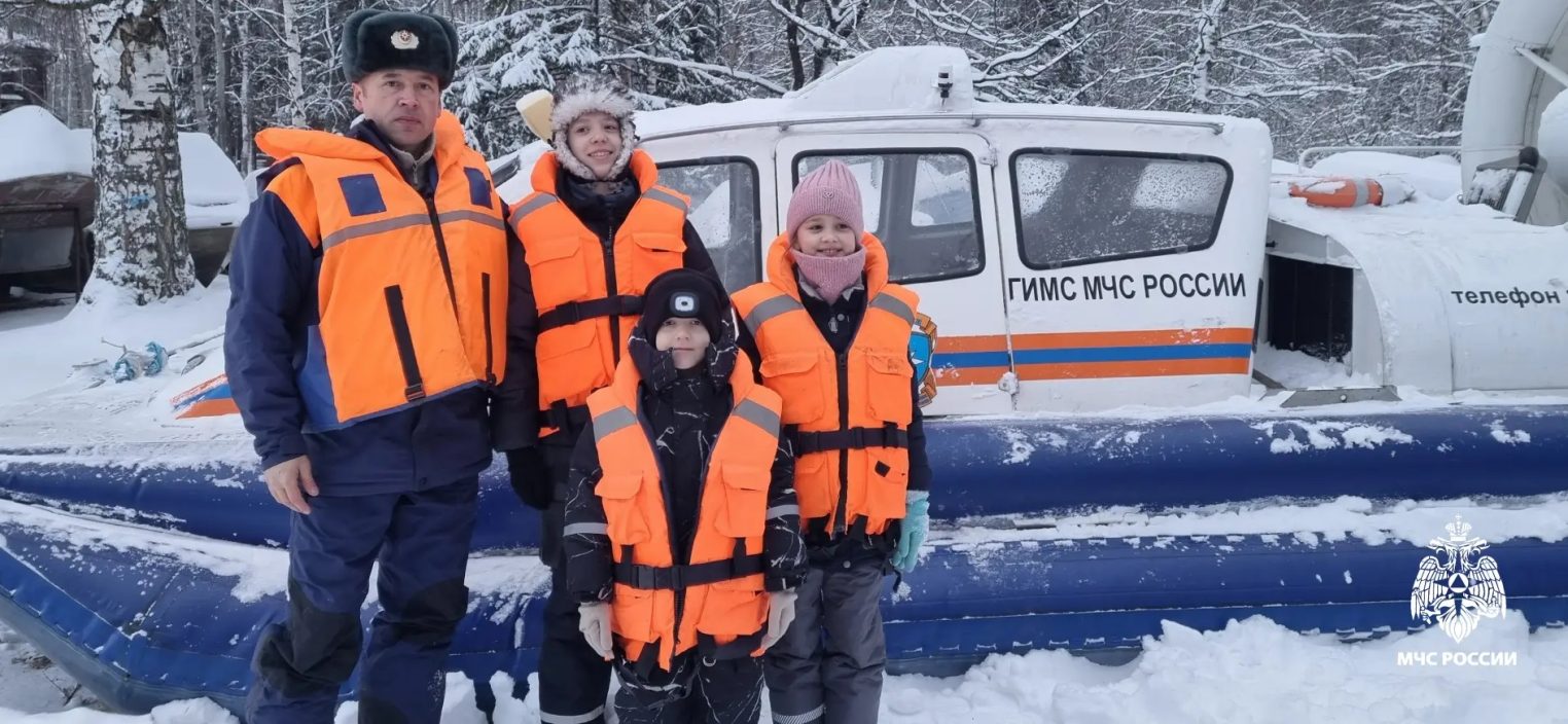 Спасатели прокатили юного костромича на судне с воздушной подушкой