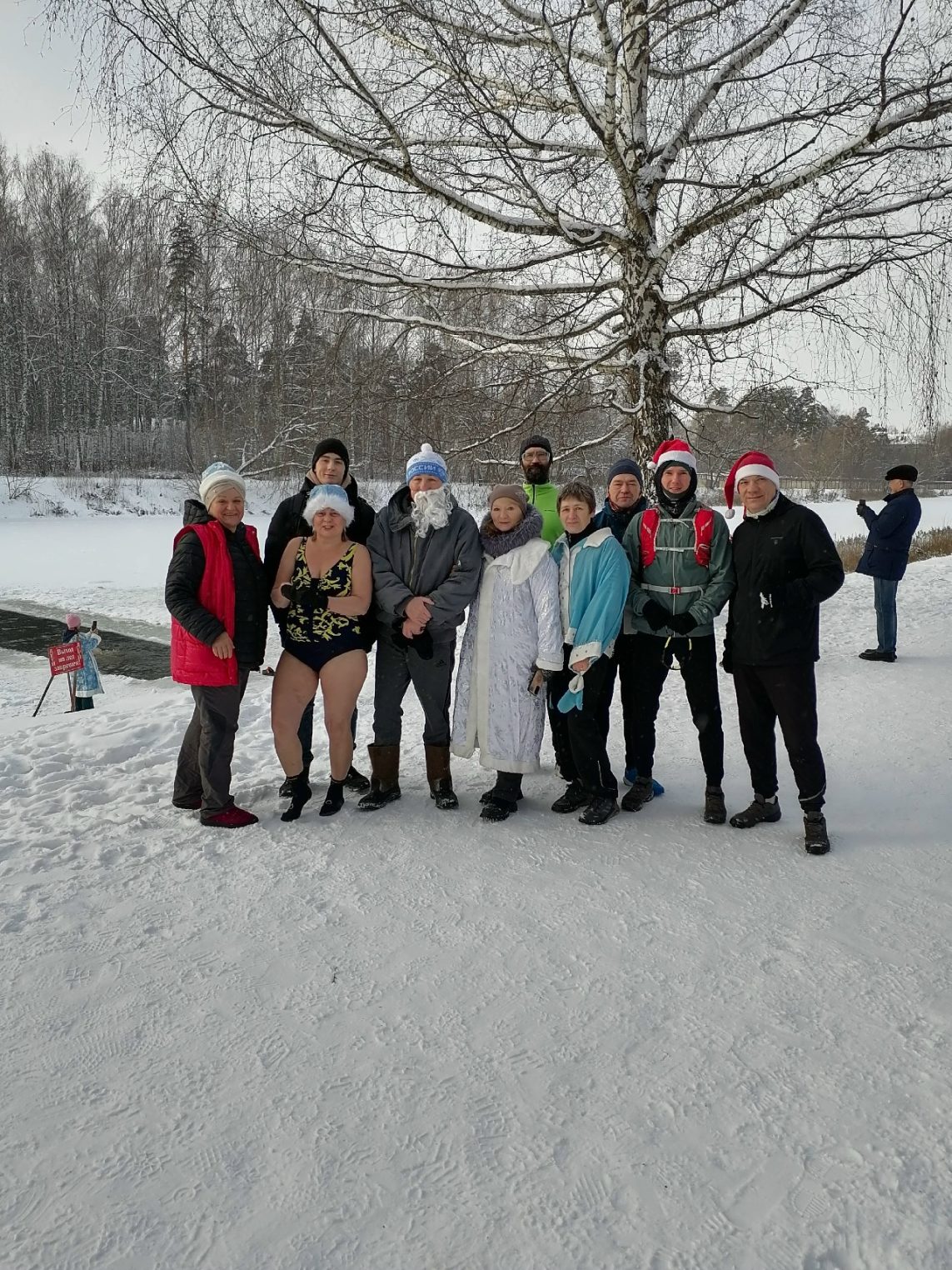 Костромские моржи поздравили земляков прямо из проруби