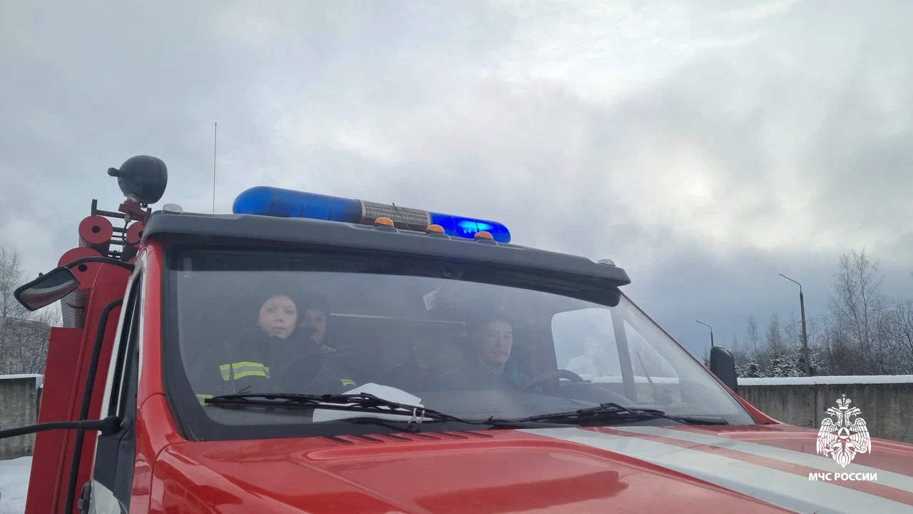 Юный костромич примерил одежду огнеборца и потушил пожар