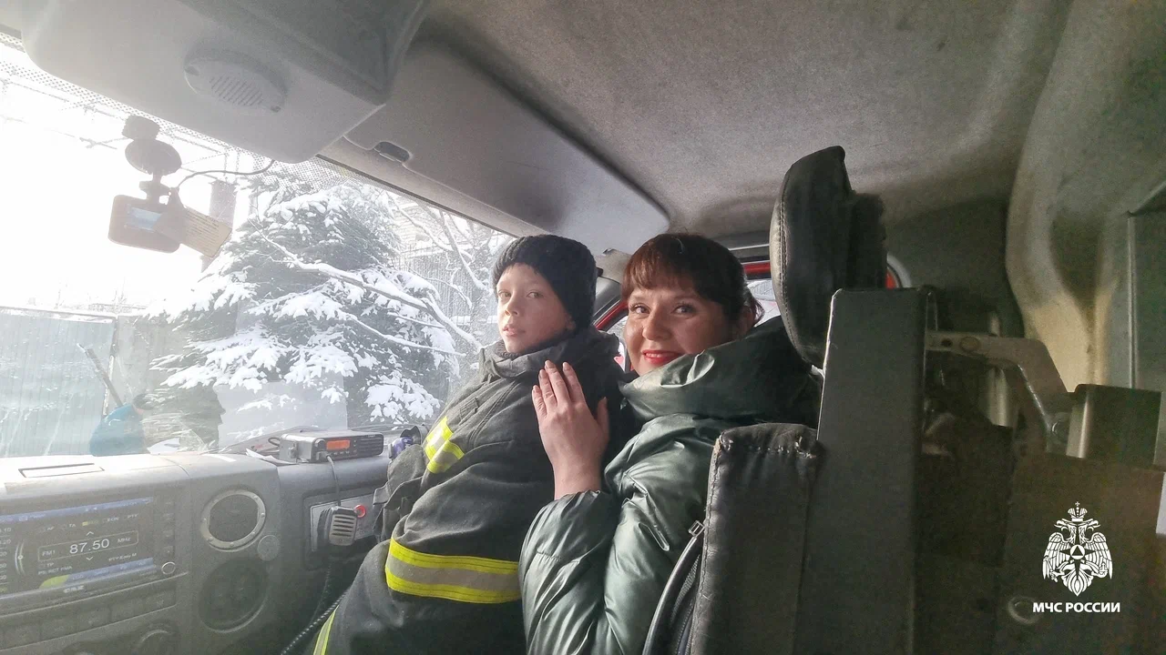 Юный костромич примерил одежду огнеборца и потушил пожар