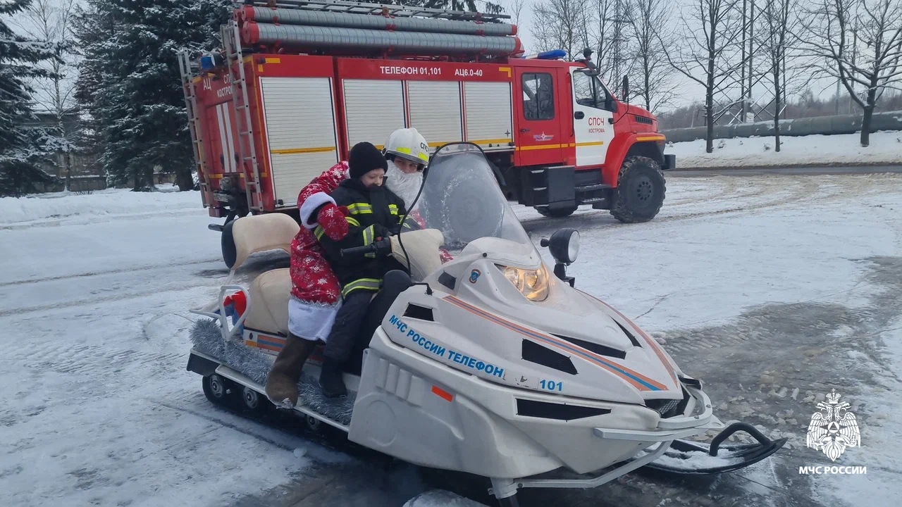 Юный костромич примерил одежду огнеборца и потушил пожар