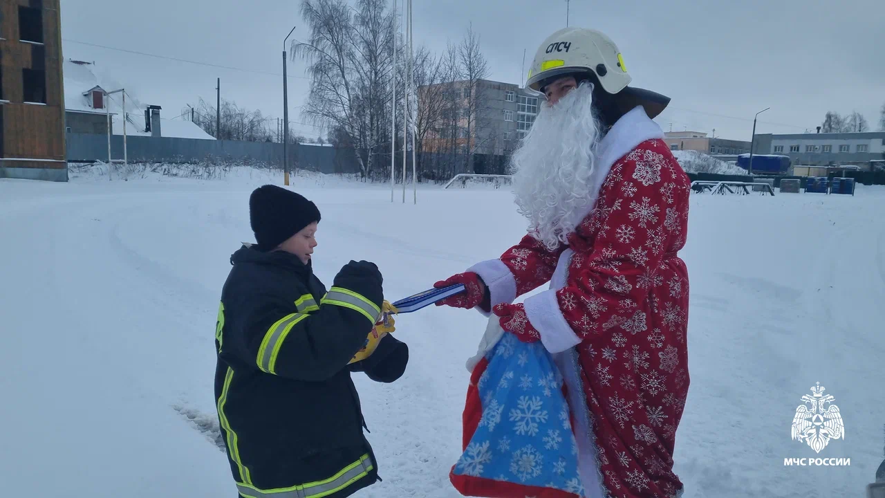 Юный костромич примерил одежду огнеборца и потушил пожар