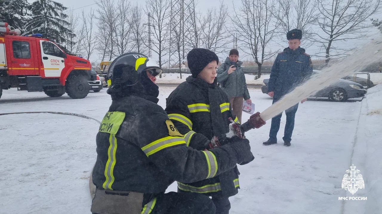 Юный костромич примерил одежду огнеборца и потушил пожар