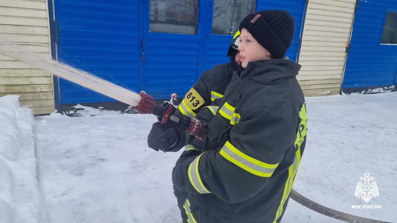 Юный костромич примерил одежду огнеборца и потушил пожар