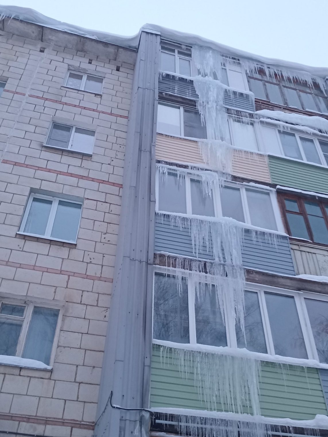 Опасная инсталляция «ледяной водопад» пугает костромичей