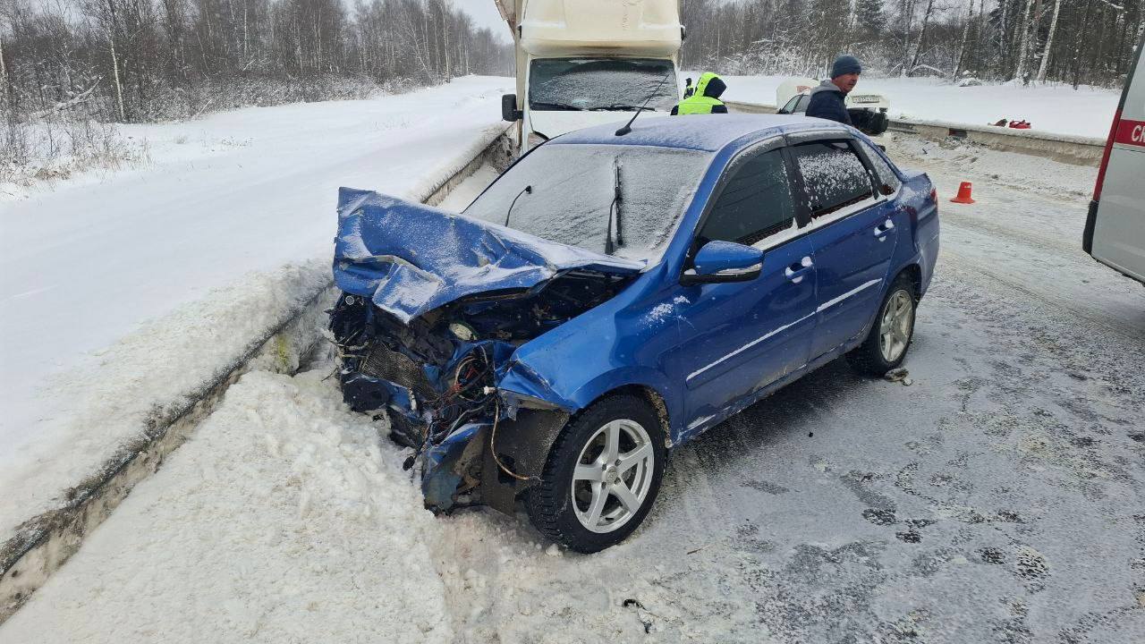 «Лада» устроила тройное ДТП с пострадавшими на костромской трассе
