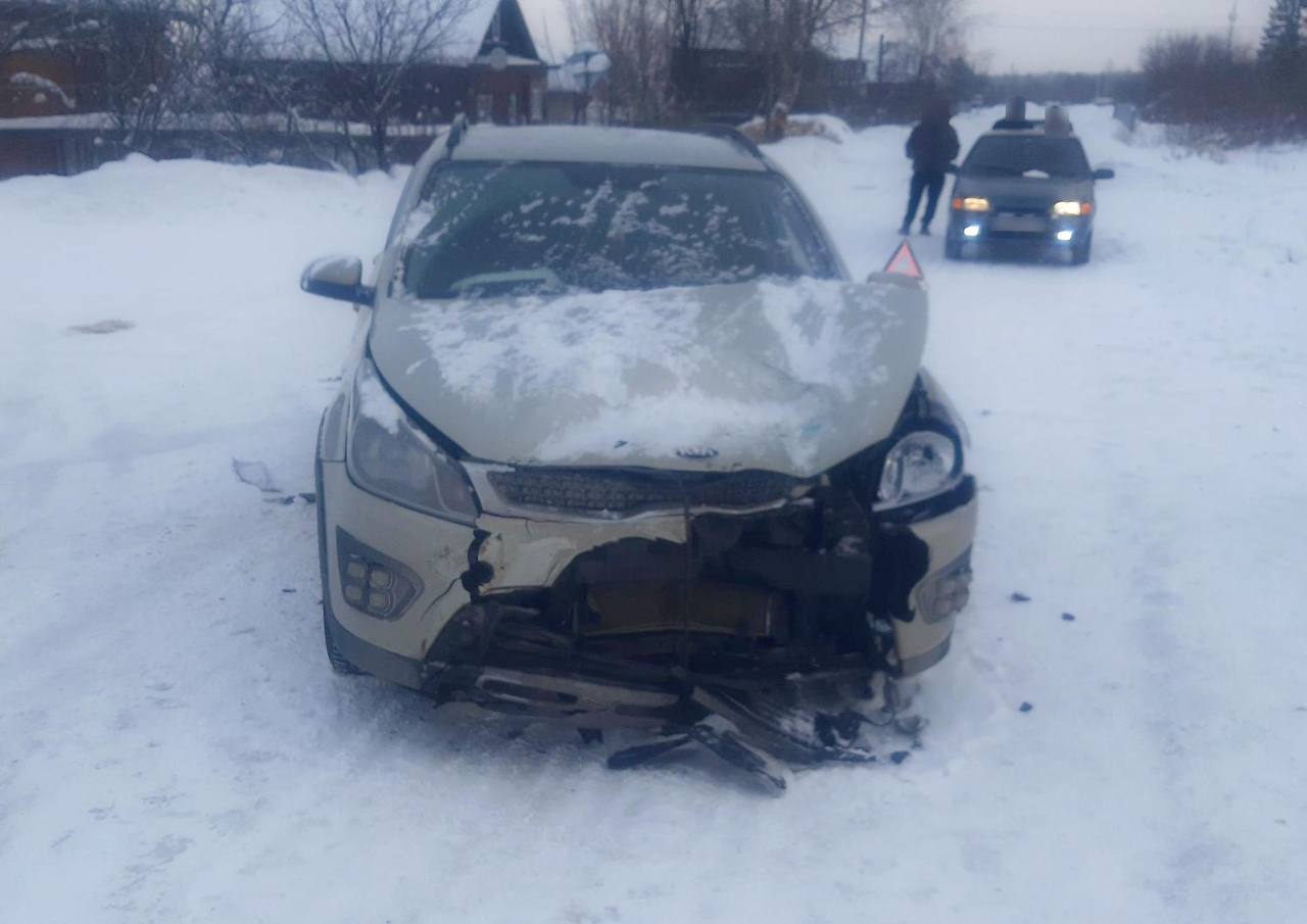 Иномарка и «Нива» не поделили дорогу под Костромой