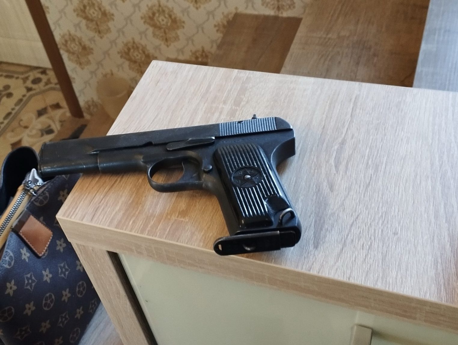 Травматический пистолет стал яблоком раздора между костромичами