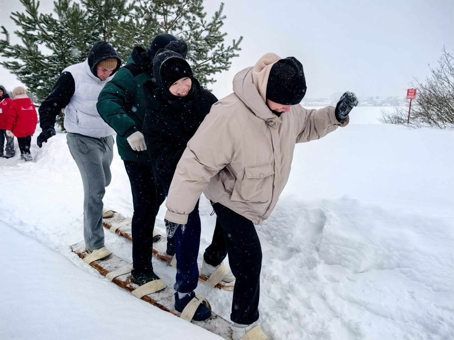 И снег, и ветер: в Костроме прошла экстремальная гонка «ZOVЗимы»