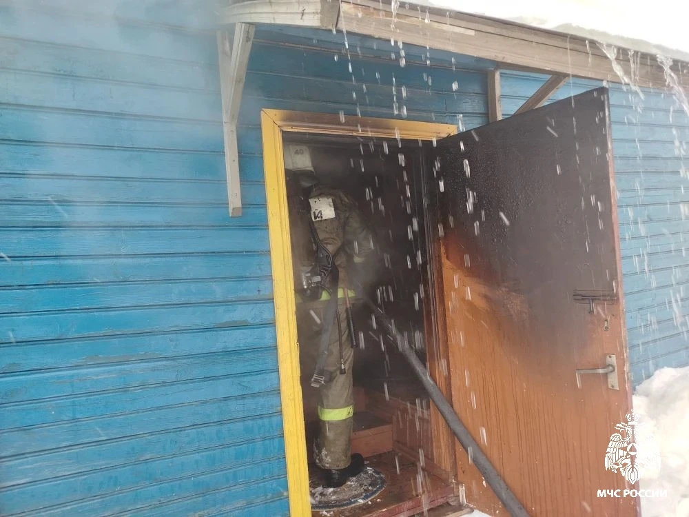 Следователи и МЧС работают на месте смертельного пожара под Костромой