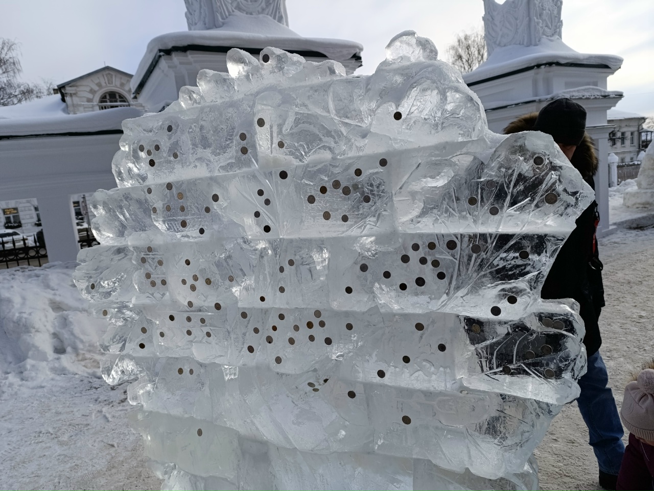 В Костроме вандалы оставили без головы снежную Машу