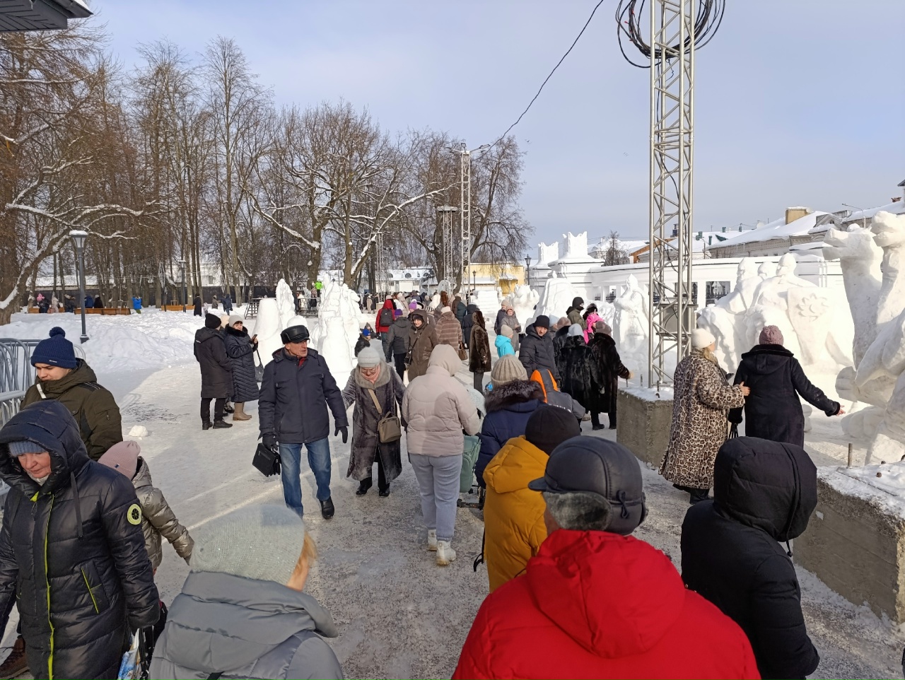 В Костроме вандалы оставили без головы снежную Машу