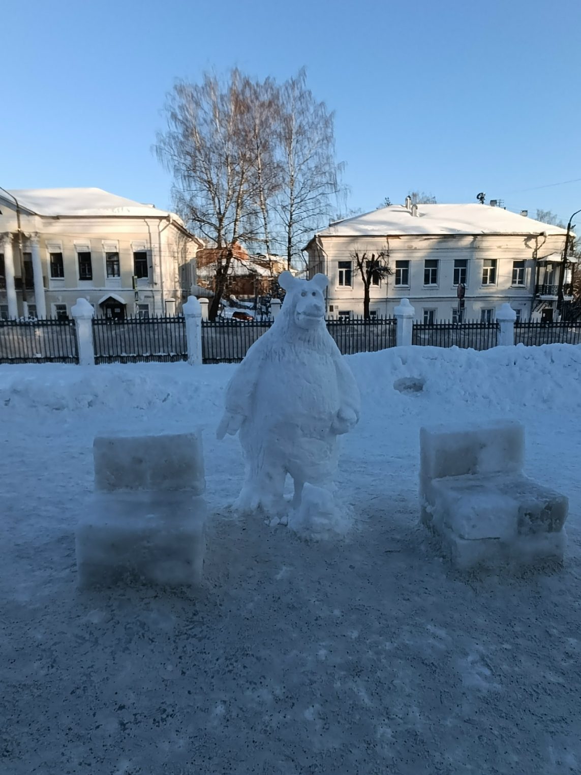 В Костроме вандалы оставили без головы снежную Машу