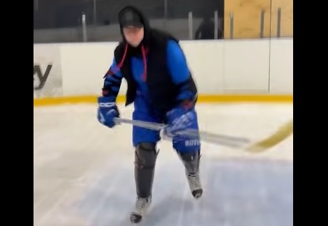 Роман Курцын удивил поклонников упражнениями на льду