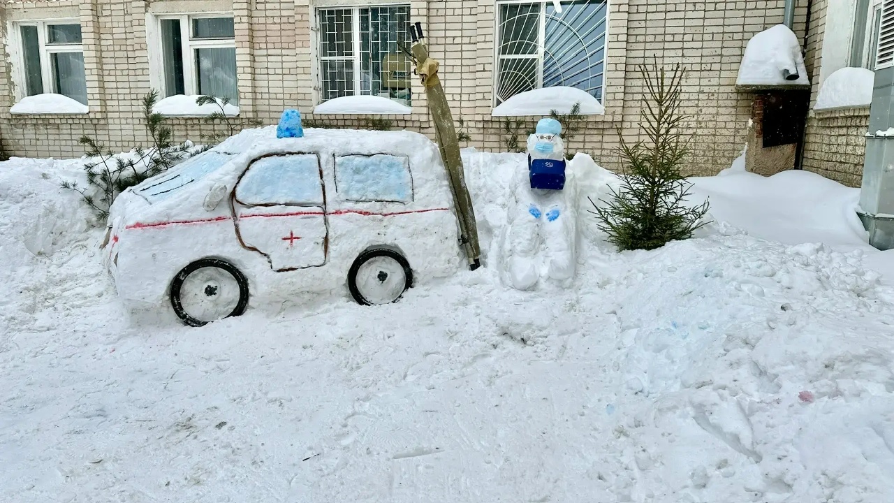Микробы, печка и грустный фельдшер: костромские медики - еще и скульпторы