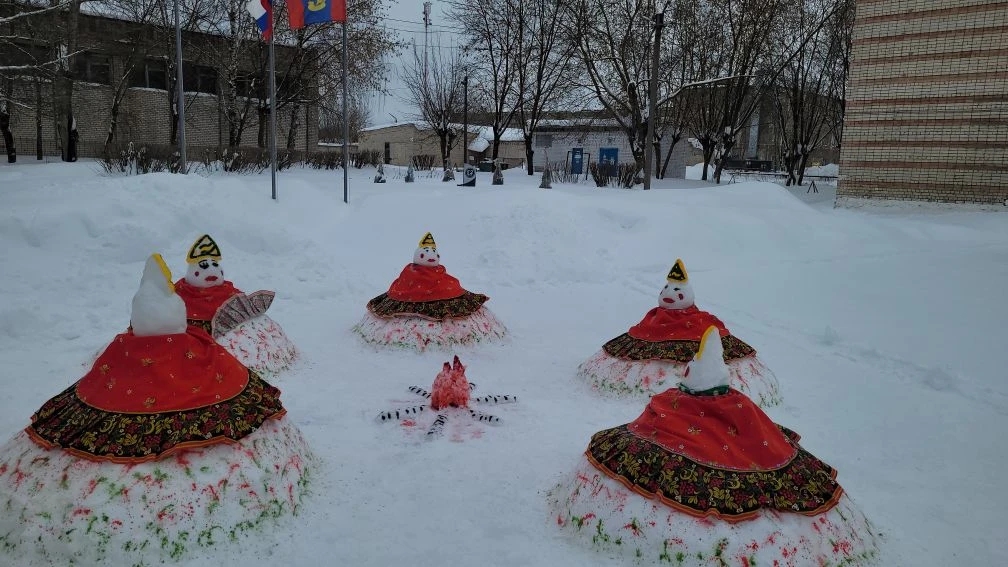 Микробы, печка и грустный фельдшер: костромские медики - еще и скульпторы