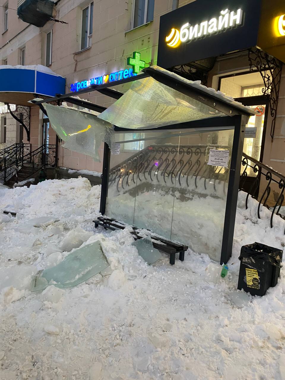 В Костроме сугроб приземлился с крыши на автобусную остановку