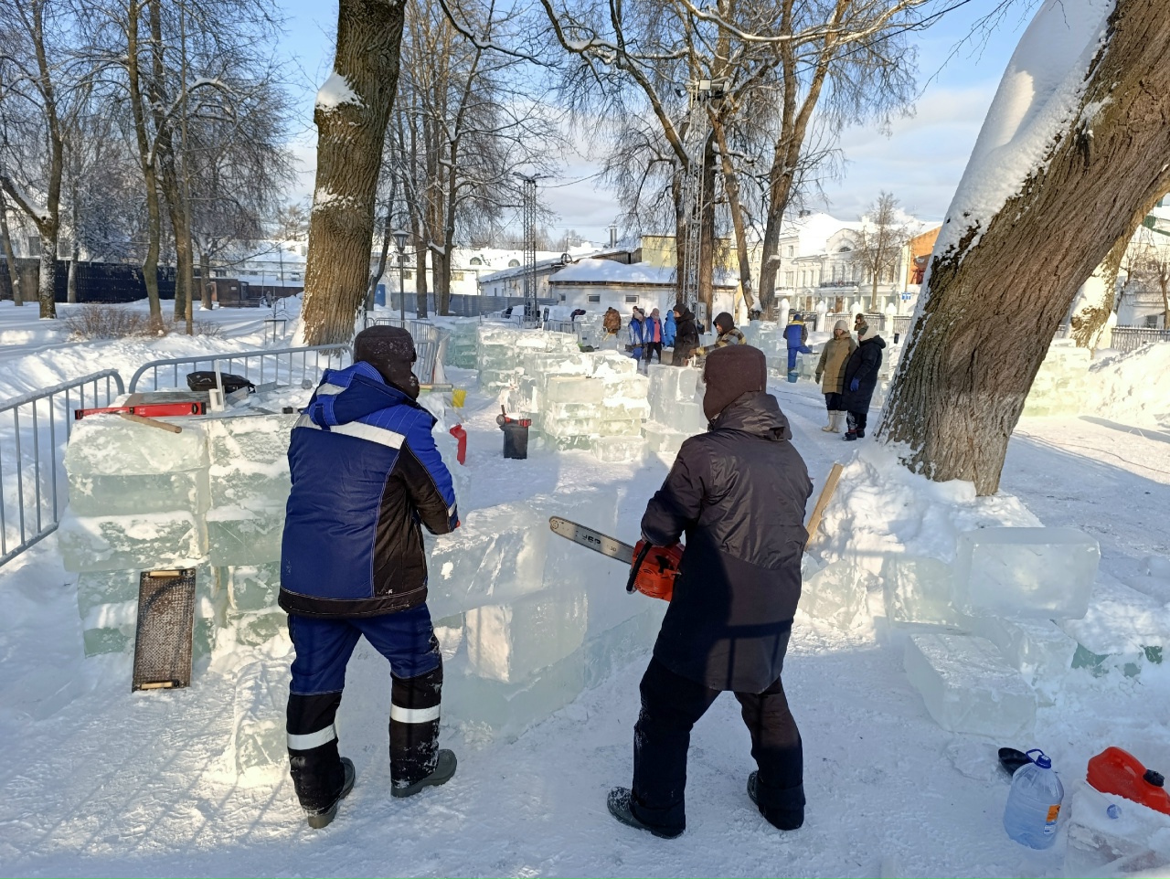 Мастера холода начали строить ледяные скульптуры в центре Костромы