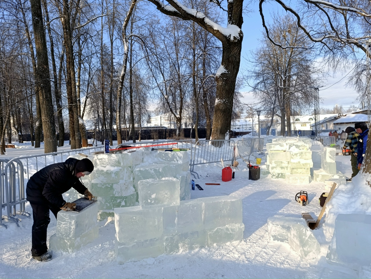 Мастера холода начали строить ледяные скульптуры в центре Костромы