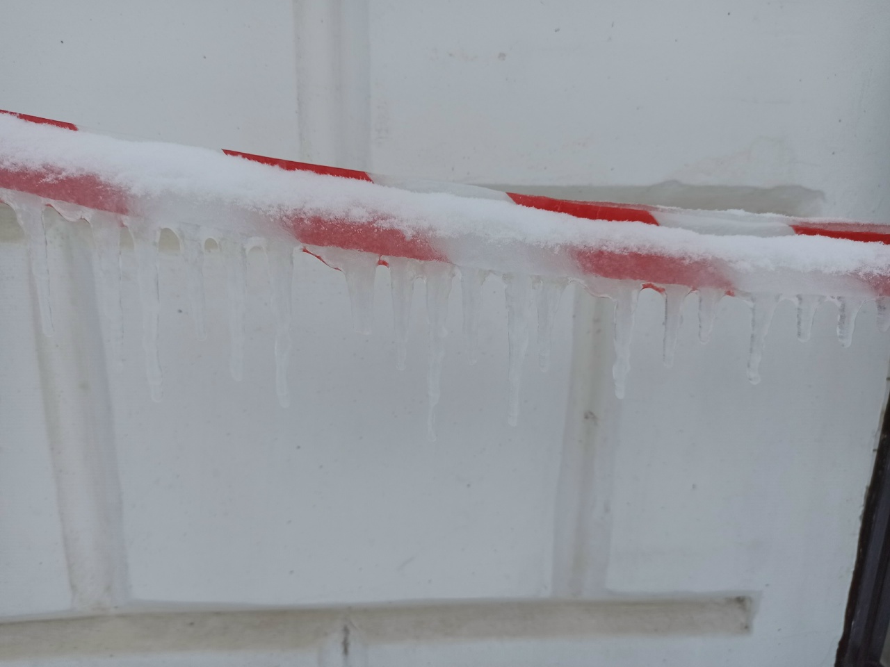 Упавшие с балкона сосульки могут подвести костромичей под статью