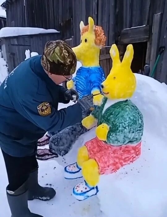 Отставной пожарный начальник строит под Костромой холодные шедевры