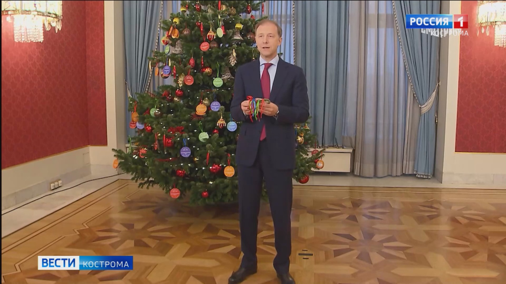 Юная костромичка получила балалайку от российского вице-премьера