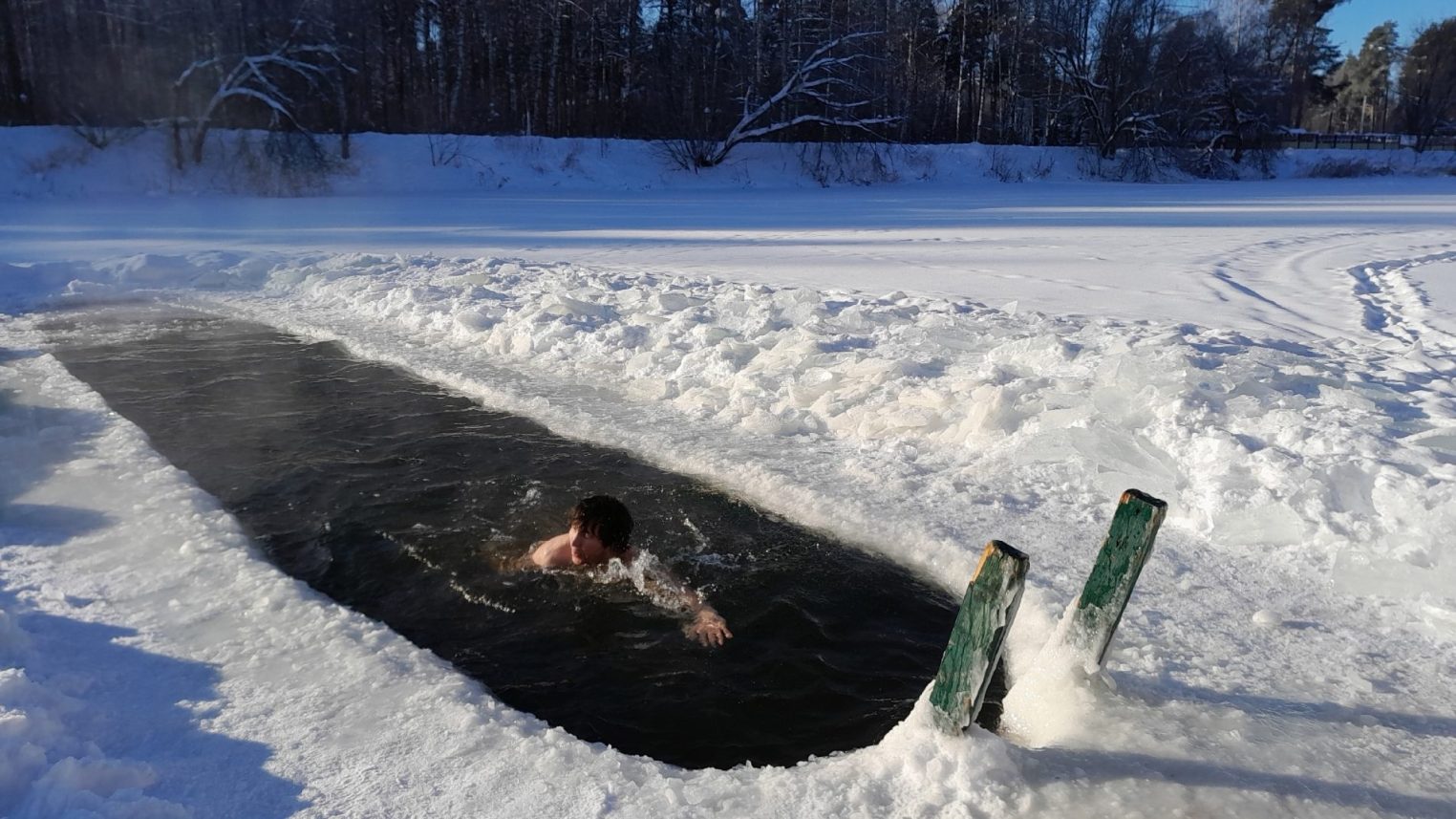 Костромские моржи устроили экстремальный заплыв зимой
