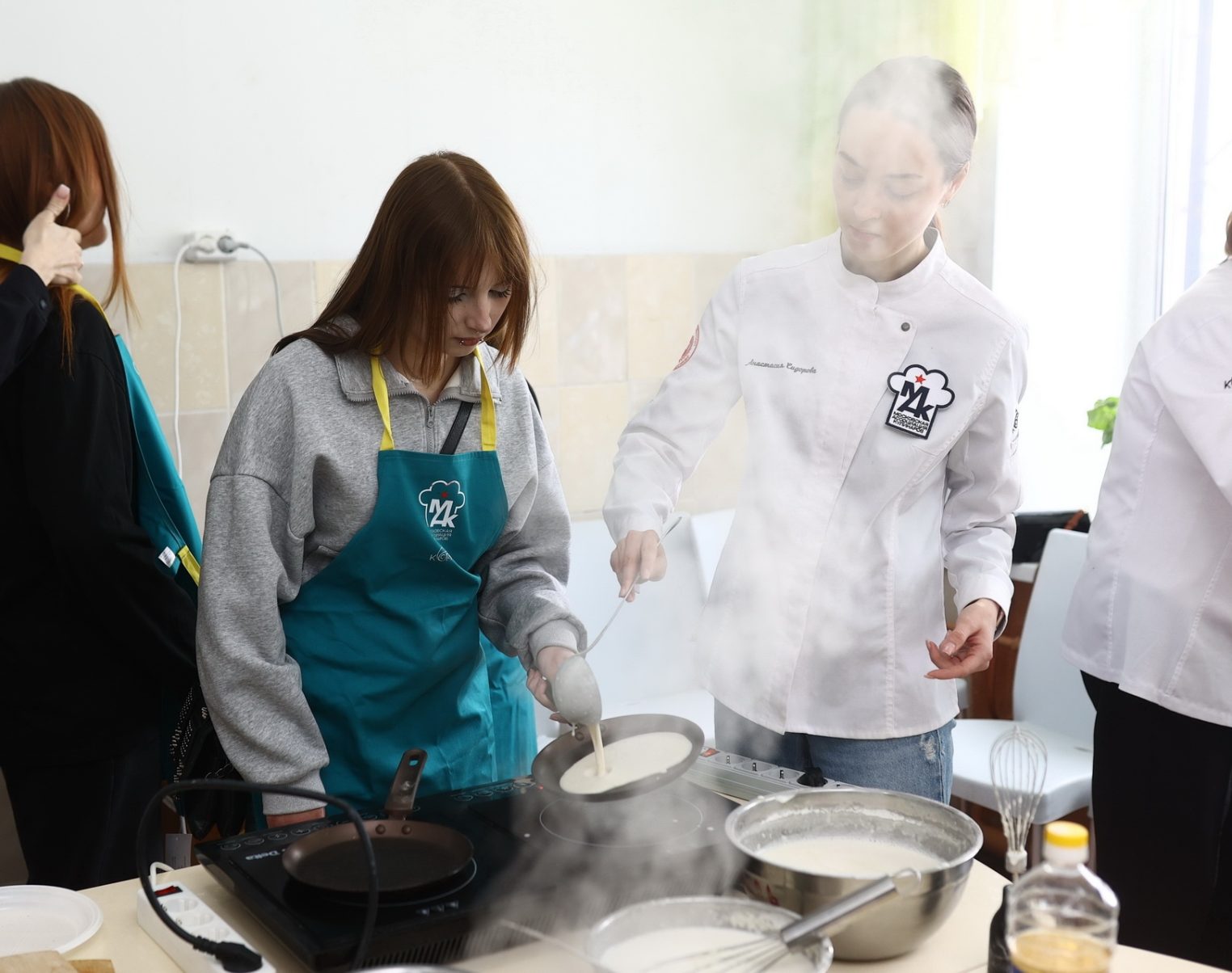 Детей из костромских соцучреждений научили печь блины