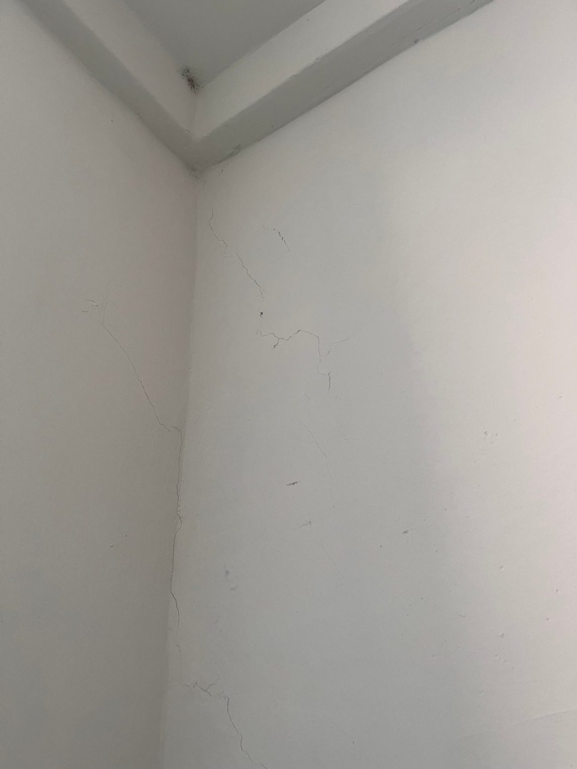 В Костроме один дом строят, второй рушится