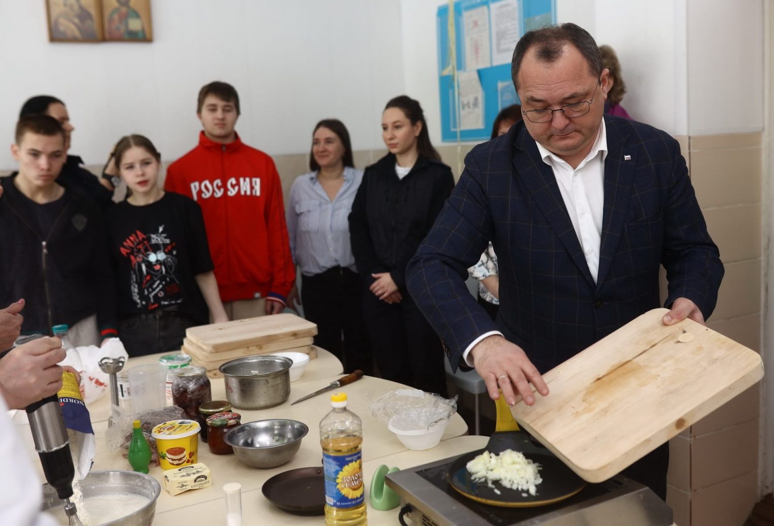 Детей из костромских соцучреждений научили печь блины