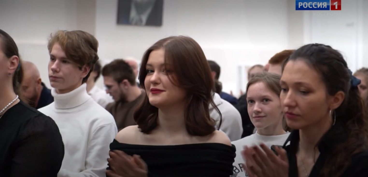 В Костроме прошел бал, на котором никто не танцевал