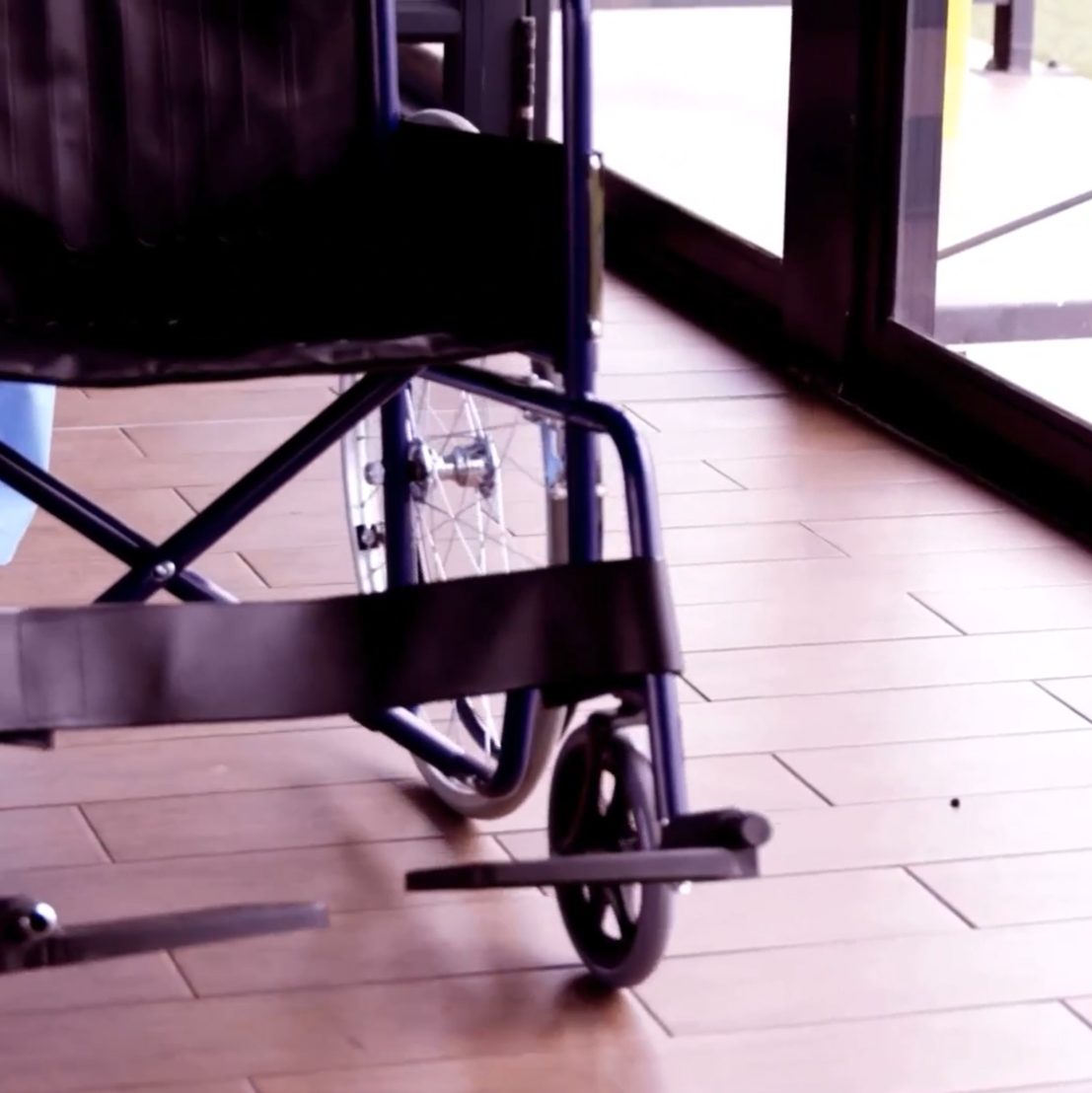 Особенный ребенок из Костромской области больше года ждал инвалидную коляску