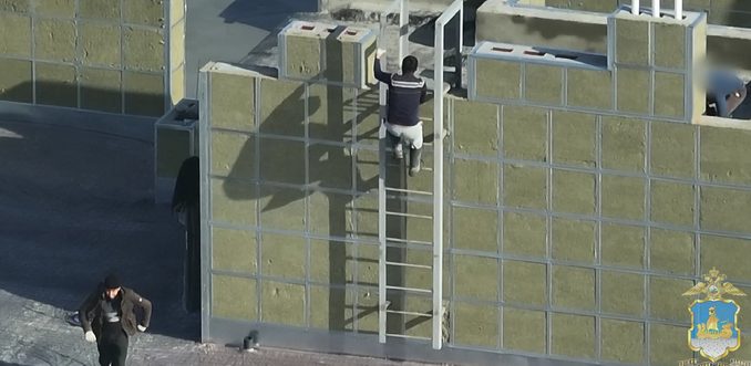 Иностранцы прятались от полицейских в здании, которое сами же и построили